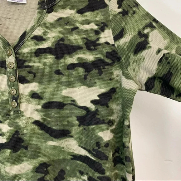 Woman Camo Henley Shirt Medium Waffle Knit‎ Long Sleeve Green V Neck Stretch - Picture 9 of 9